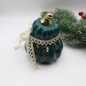 Επιτραπέζιο γούρι 2026 - Πράσινη κολοκύθα με διακοσμητικές κορδέλες και γιορτινά μεταλλικά στοιχεία. Ευημερία και εορταστική λάμψη για το νέο έτος.