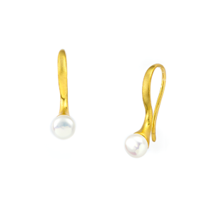 Χειροποίητα σκουλαρίκια από επιχρυσωμένο Ασήμι 925, με χρυσή καμπύλη και λευκό μαργαριτάρι. Μινιμαλιστική ισορροπία και αιθέρια λάμψη σε ένα statement κόσμημα.