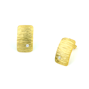 Χειροποίητα σκουλαρίκια από Ασήμι 925 με ανάγλυφη υφή και λευκή πέτρα ζιργκόν. Γεωμετρική κομψότητα και διακριτική λάμψη σε ένα statement κόσμημα.