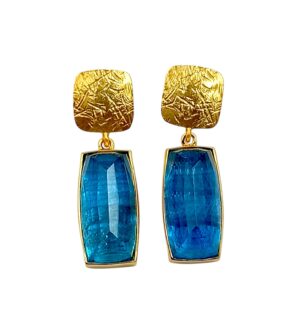 Χειροποίητα σκουλαρίκια από επιχρυσωμένο Ασήμι 925 με ορθογώνια ορυκτή πέτρα απατίτη. Γεωμετρική κομψότητα και έντονη λάμψη σε ένα statement κόσμημα.