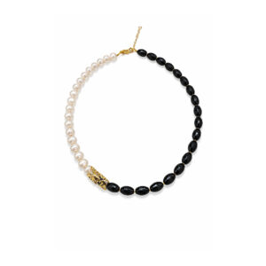 Χειροποίητο κολιέ από Ασήμι 925 με πέτρες μαύρου όνυχα, φυσικά μαργαριτάρια και επιχρυσωμένες λεπτομέρειες. Οργανική υφή και γλυπτική ισορροπία.