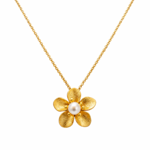 Κολιέ με μαργαρίτα από επιχρυσωμένο Ασήμι 925, με υφή από χοντρή αμμοβολή και μαργαριτάρι στο κέντρο του λουλουδιού. Διακριτική πολυτέλεια σε ένα κόσμημα.