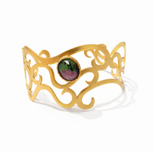 Χειροποίητο βραχιόλι από επιχρυσωμένο Ασήμι 925, με πολύτιμο λίθο ρουμπίνι-ζωϊσίτη και περίτεχνη βάση. Φυσική ένταση και γλυπτική πολυτέλεια σε ένα κόσμημα.