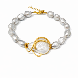 Χειροποίητο βραχιόλι από επιχρυσωμένο Ασήμι 925, με mother-of-pearl και χρυσές λεπτομέρειες. Κομψότητα και ιριδίζουσα πολυτέλεια σε ένα statement κόσμημα.