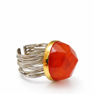 Χειροποίητο δαχτυλίδι από Ασήμι 925, με επιχρυσωμένο καστόνι στα Κ18 και πέτρα κορνεόλης με ακανόνιστο σχήμα. Statement design, μοντέρνες εμφανίσεις.