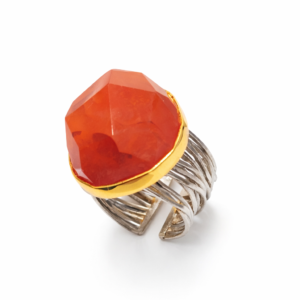 Χειροποίητο δαχτυλίδι από Ασήμι 925, με επιχρυσωμένο καστόνι στα Κ18 και πέτρα κορνεόλης με ακανόνιστο σχήμα. Statement design, μοντέρνες εμφανίσεις.