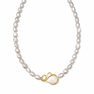 Χειροποίητο κολιέ από επιχρυσωμένο Ασήμι 925, με mother-of-pearl και χρυσές λεπτομέρειες. Κομψότητα και ιριδίζουσα πολυτέλεια σε ένα statement κόσμημα.