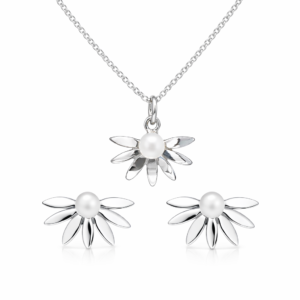 Χειροποίητο σετ από ασήμι 925 υψηλής ποιότητας με φυσικό μαργαριτάρι και σχέδιο μισής μαργαρίτας. Ιδανικό για ιδιαίτερες εμφανίσεις με ρομαντικό χαρακτήρα.