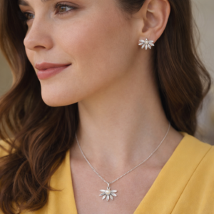 Χειροποίητο σετ από ασήμι 925 υψηλής ποιότητας με φυσικό μαργαριτάρι και σχέδιο μισής μαργαρίτας. Ιδανικό για ιδιαίτερες εμφανίσεις με ρομαντικό χαρακτήρα.