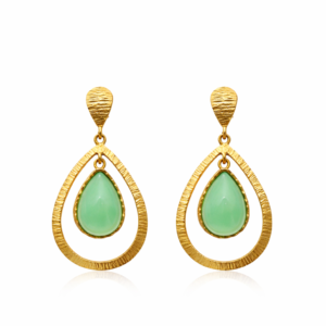 Χειροποίητα σκουλαρίκια από επιχρυσωμένο Ασήμι 925 στα K18, με πολύτιμο λίθο χαλκηδόνιου σε σχήμα δάκρυ. Ιδανική επιλογή για όσες αναζητούν κάτι  ξεχωριστό.