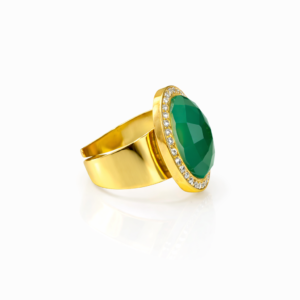 Χειροποίητο δαχτυλίδι ροζέτα από επιχρυσωμένο Ασήμι 925, με πολύτιμη πέτρα πράσινου αχάτη και μικρές λευκές πέτρες ζιργκόν. Λάμψη για καθημερινές εμφανίσεις.