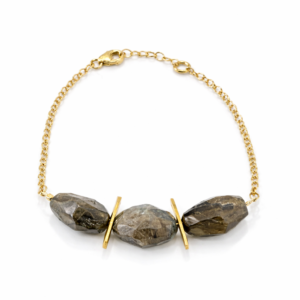 Χειροποίητο βραχιόλι από Ασήμι 925 με πέτρες λαμπραδορίτη και επιχρυσωμένες λεπτομέρειες. Οργανική υφή και γλυπτική ισορροπία.