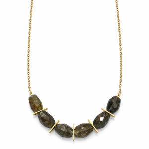 Χειροποίητο κολιέ από Ασήμι 925 με πέτρες λαμπραδορίτη και επιχρυσωμένες λεπτομέρειες. Οργανική υφή και γλυπτική ισορροπία.