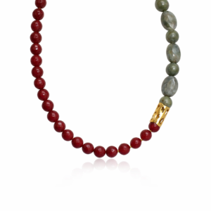 Χειροποίητο κολιέ από Ασήμι 925 με πέτρες κόκκινου αχάτη, λαμπραδορίτη και επιχρυσωμένες λεπτομέρειες. Οργανική υφή και γλυπτική ισορροπία.