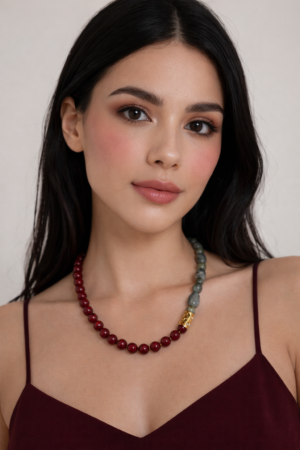 Χειροποίητο κολιέ από Ασήμι 925 με πέτρες κόκκινου όνυχα, λαμπραδορίτη και επιχρυσωμένες λεπτομέρειες. Οργανική υφή και γλυπτική ισορροπία.