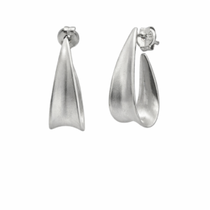 Κομψοί οβάλ κρίκοι από Ασήμι 925 με ματ υφή και διακριτική λάμψη. Νεανικό design. Ιδανικοί για καθημερινά outfits καθώς και elegant εμφανίσεις.