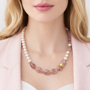 Χειροποίητο κολιέ από Ασήμι 925 με πέτρες strawberry quartz, φυσικά μαργαριτάρια και επιχρυσωμένες λεπτομέρειες. Οργανική υφή και γλυπτική ισορροπία.