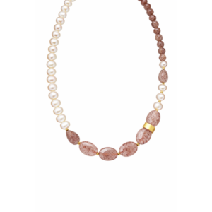 Χειροποίητο κολιέ από Ασήμι 925 με πέτρες strawberry quartz, φυσικά μαργαριτάρια και επιχρυσωμένες λεπτομέρειες. Οργανική υφή και γλυπτική ισορροπία.