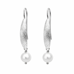 Χειροποίητα, μοντέρνα σκουλαρίκια από Ασήμι 925 με καμπύλη, φυσικό μαργαριτάρι στο άκρο τους και υφή από χοντρή αμμοβολή. Κομψότητα και λάμψη για κάθε στιγμή.
