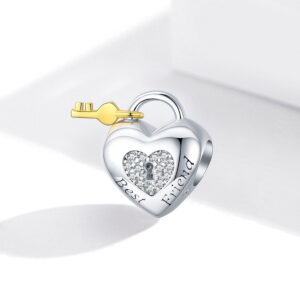 Charm καρδιά-κλειδαριά από ασήμι 925 με λευκές πέτρες ζιργκόν και κλειδί. Συμβολικό κόσμημα “Best Friend” για δυνατούς δεσμούς.