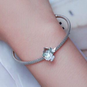 Charm από Ασήμι 925 με ιριδίζουσα πέτρα και πεταλούδες με λευκά ζιργκόν. Κομψό κόσμημα εμπνευσμένο από τη φύση. Ιδανικό για δώρο.