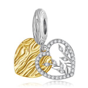 Διπλό charm καρδιά από ασήμι 925 με λευκά ζιργκόν και επιχρυσωμένες λεπτομέρειες. Κομψό δίχρωμο κόσμημα με συμβολισμό αγάπης.