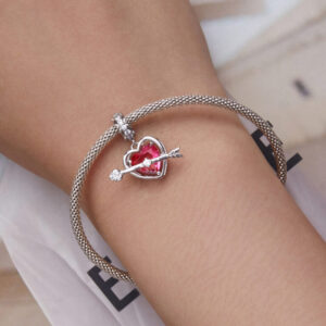 Charm καρδιά με βέλος από ασήμι 925, λευκές και ροζ πέτρες ζιργκόν. Ρομαντικό κόσμημα αγάπης με λαμπερό και κομψό design. 