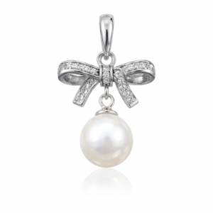 Charm από ασήμι 925 με φιόγκο, λευκές πέτρες ζιργκόν και λευκή πέρλα. Κομψό και ρομαντικό κόσμημα για κάθε περίσταση. Ιδανικό για δώρο.