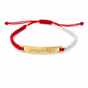 Χειροποίητο μαρτάκι με κόκκινο-λευκό πλεκτό κορδόνι και χρυσή μπάρα “Μαρτάκι”. Ρυθμιζόμενο κλείσιμο, ιδανικό για δώρο Μαρτίου με ανοιξιάτικη διάθεση.