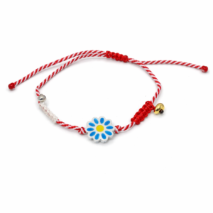 Χειροποίητο μαρτάκι με κόκκινο-λευκό πλεκτό κορδόνι και μαργαρίτα σε σμάλτο. Ρυθμιζόμενο κλείσιμο, ιδανικό για δώρο Μαρτίου με ανοιξιάτικη διάθεση.