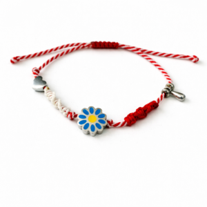 Χειροποίητο βραχιόλι μαρτάκι με κόκκινο-λευκό κορδόνι μαργαρίτα σμάλτου και μεταλλική καρδιά. Ρυθμιζόμενο, ιδανικό για δώρο Μαρτίου.