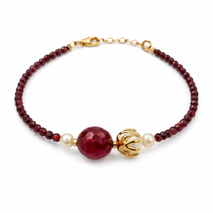 Χειροποίητο βραχιόλι από Ασήμι 925 με πέτρες κόκκινου αχάτη, φυσικά μαργαριτάρια και επιχρυσωμένες λεπτομέρειες. Οργανική υφή και γλυπτική ισορροπία.