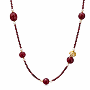 Χειροποίητο κολιέ από Ασήμι 925 με πέτρες κόκκινου αχάτη, φυσικά μαργαριτάρια και επιχρυσωμένες λεπτομέρειες. Οργανική υφή και γλυπτική ισορροπία.