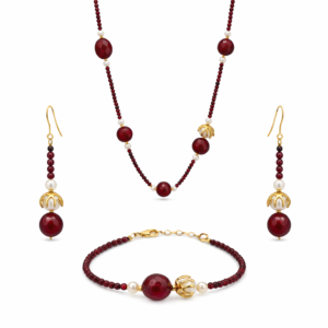 Κομψό, χειροποίητο σετ κοσμημάτων από ασήμι 925 με διπλή επιχρύσωση Κ18, πέτρες κόκκινου αχάτη και μαργαριτάρια. Ιδανικό για ιδιαίτερες εμφανίσεις.