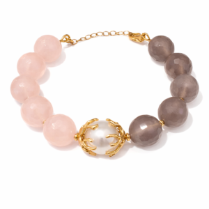 Χειροποίητο βραχιόλι από Ασήμι 925 με rose quartz, γκρι αχάτη και φυσικό μαργαριτάρι και επιχρυσωμένες λεπτομέρειες. Οργανική υφή και γλυπτική ισορροπία.