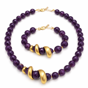 Κομψό, χειροποίητο σετ κοσμημάτων από ασήμι 925 με διπλή επιχρύσωση Κ18 και πολύτιμες πέτρες αμέθυστου. Ιδανικό για ιδιαίτερες εμφανίσεις.