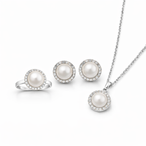 Κομψό, χειροποίητο σετ κοσμημάτων με σχέδιο ροζέτας, από ασήμι 925 με εντυπωσιακή λευκή πέρλα και λευκές πέτρτες ζιργκόν. Ιδανικό για ιδιαίτερες εμφανίσεις.