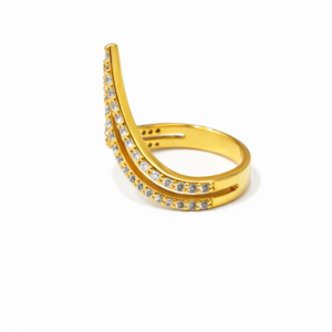 Χειροποίητο δαχτυλίδι από ασήμι 925, με λευκές πέτρες ζιργκόν και αρχιτεκτονικό σχέδιο. Πολυτέλεια και διαχρονική κομψότητα.