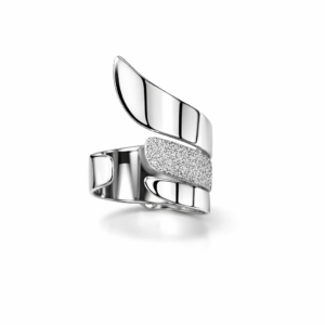 Χειροποίητο δαχτυλίδι από Ασήμι 925, με γλυπτικό design και διαμανταρισμένη υφή. Κομψότητα και μοντέρνα δυναμική σε ένα statement κόσμημα.