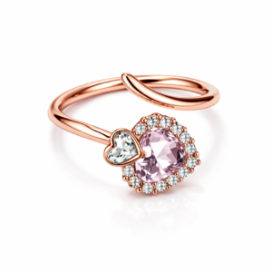 Λαμπερό δαχτυλίδι από  Ασήμι 925, επιχρυσωμένο με ροζ χρυσό και καρδιές με πέτρες ζιργκόν. Κομψό κόσμημα που συμβολίζει την αγάπη. Ιδανικό δώρο.