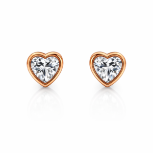 Λαμπερά σκουλαρίκια από επιχρυσωμένο Ασήμι 925, με καρδιές και λευκές πέτρες ζιργκόν. Κομψό κόσμημα που συμβολίζει την αγάπη. Ιδανικό δώρο.