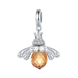 Charm μέλισσα από ασήμι 925 με κορώνα, λευκά ζιργκόν και μελί κρύσταλλο. Συμβολικό κόσμημα δύναμης, αφθονίας και κομψότητας.