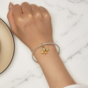 Charm μέλισσα από ασήμι 925 με κορώνα, λευκά ζιργκόν και μελί κρύσταλλο. Συμβολικό κόσμημα δύναμης, αφθονίας και κομψότητας.