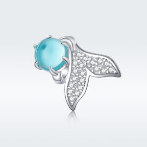 Charm ουρά γοργόνας από ασήμι 925 με γαλάζια πέτρα και λευκές πέτρες ζιργκόν. Κομψό κόσμημα εμπνευσμένο από τη θάλασσα και τη θηλυκή δύναμη.