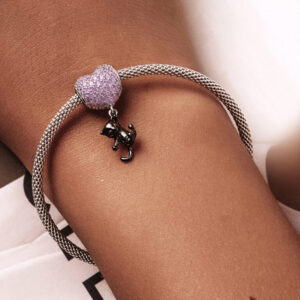 Charm από Ασήμι 925 με ροζ πέτρες ζιργκόν σε σχήμα καρδιάς και κρεμαστό γατάκι με σκούρο φινίρισμα. Ρομαντικό, λαμπερό και ιδανικό για δώρο.