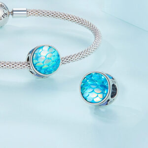 Charm εμπνευσμένο από τον θαλάσσιο κόσμο, από ασήμι 925 με ιριδίζον μπλε σχέδιο λεπιών. Θαλασσινό κόσμημα με μαγευτική λάμψη και μοντέρνο ύφος.