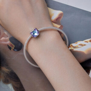 Charm από Ασήμι 925 με σχέδιο γάτας και ιριδίζουσα μωβ–γαλάζια πέτρα. Μοντέρνος σχεδιασμός, υψηλή ποιότητα και εντυπωσιακή λάμψη για κάθε κόσμημα.